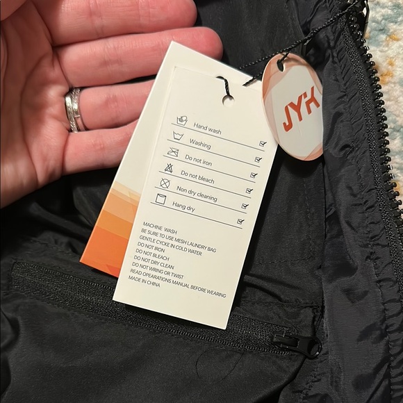 NWT JYK Black Portable Heated Vest with Charger - Picture 3 of 8